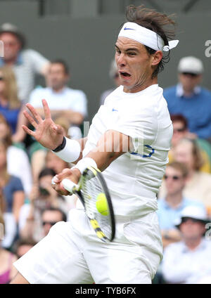 La Spagna di Rafael Nadal restituisce la sfera nella sua partita contro l'americano Michael Russell nel giorno di apertura della 125th campionati di Wimbledon in Wimbledon,Londra lunedì 20 giugno 2011. UPI/Hugo Philpott Foto Stock