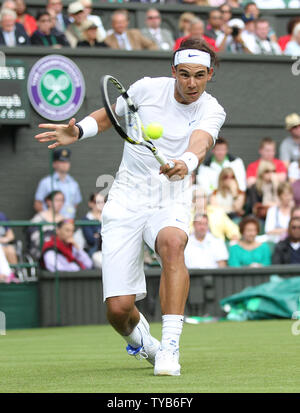 La Spagna di Rafael Nadal restituisce la sfera nella sua partita contro l'americano Michael Russell nel giorno di apertura della 125th campionati di Wimbledon in Wimbledon,Londra lunedì 20 giugno 2011. UPI/Hugo Philpott Foto Stock