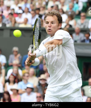 Americano Michael Russell restituisce la sfera nella sua partita contro la Spagna di Rafael Nadal per il giorno di apertura della 125th campionati di Wimbledon in Wimbledon,Londra lunedì 20 giugno 2011. UPI/Hugo Philpott Foto Stock