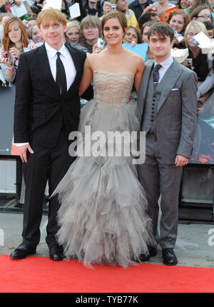 British attori Rupert Grint, Emma Watson e Daniel Radcliffe assiste la prima mondiale di "Harry Potter ed il Deathly Hallows parte 2' di Londra il 7 luglio 2011. UPI/Rune Hellestad Foto Stock