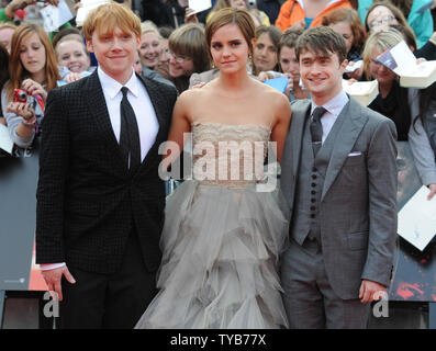 British attori Rupert Grint, Emma Watson e Daniel Radcliffe assiste la prima mondiale di "Harry Potter ed il Deathly Hallows parte 2' di Londra il 7 luglio 2011. UPI/Rune Hellestad Foto Stock