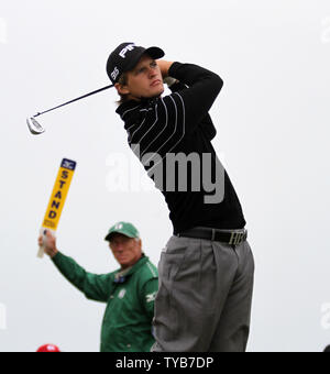 Dilettante inglese Tom Lewis tees off al sesto foro sul primo giorno del centoquarantesimo Open Championship al Royal St Georges Golf club a sandwich, Inghilterra giovedì, 14 luglio 2011. UPI/Hugo Philpott Foto Stock