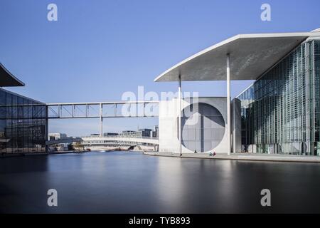 30.03.2019, Berlin: Das Marie-Elisabeth-Lüders-Haus mit der Spreebrücke und Paul-Löbe dem-Haus. (Aufnahme mit Langer Belichtungszeit und Spezialobjektiv) | utilizzo in tutto il mondo Foto Stock