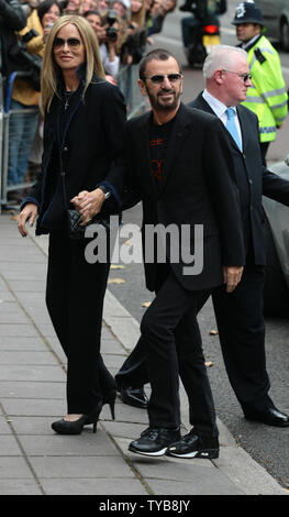 Ringo Starr e la moglie Barbara Bach arrivare per le nozze del musicista Paul McCartney e la sua fidanzata americana Nancy Shevell al Marylebone register office di Londra domenica 09 ottobre 2011. È stato Paul McCartney il terzo matrimonio e nello stesso luogo come la sua prima moglie Linda. UPI/Hugo Philpott Foto Stock