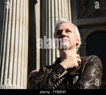 Fondatore di Wikileaks Julian Assange parla di fasi di St.Pauls Cathedral in corrispondenza di un Anti-capitalista protesta contro le ingiustizie del sistema bancario mondiale a Londra il sabato 15 ottobre 2011. Circa due mila manifestanti pacifici hanno riempito St.Pauls piazza vicino al London Stock Exchange con una forte presenza di polizia. UPI/HugoPhilpott Foto Stock