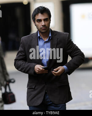 Ex Cricket pakistano capitano arriva per la condanna a Southwark Crown Court per il suo ruolo in un international cricket scommesse scandalo a Londra il giovedì 03 novembre 2011.Il giudice ha condannato il sig. Butt a 30 mesi di prigione. UPI/Hugo Philpott Foto Stock
