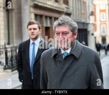 Ex redattore del tabloid britannico giornale' News del mondo' Colin Myler arriva presso il Royal Courts of Justice per dare evidenza al Leveson inchiesta in Londra Mercoledì 14 dicembre 2011. L'indagine Leveson continua a esaminare gli standard della stampa britannica e telefono pratiche di hacking che ha costretto alla chiusura del 'News del mondo. UPI/Hugo Philpott Foto Stock