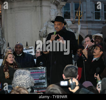 Il veterano attivista dei diritti civili del reverendo Jesse Jackson si rivolge a un ampio pubblico a occupare al di fuori di Londra St.Pauls Cathedral a Londra il Giovedi 15 dicembre 2011. L'onorevole Jackson ha parlato per circa quindici minuti circa il global occupano il movimento. UPI/Hugo Philpott Foto Stock