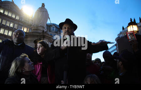 Il veterano attivista dei diritti civili del reverendo Jesse Jackson si rivolge a un ampio pubblico a occupare al di fuori di Londra St.Pauls Cathedral a Londra il Giovedi 15 dicembre 2011. L'onorevole Jackson ha parlato per circa quindici minuti circa il global occupano il movimento. UPI/Hugo Philpott Foto Stock