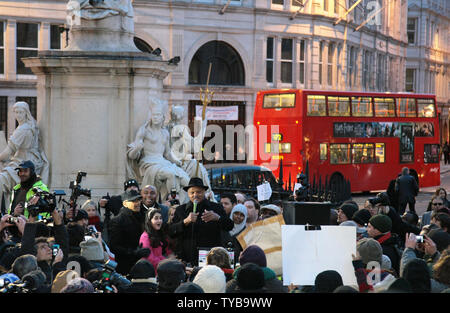 Il veterano attivista dei diritti civili del reverendo Jesse Jackson si rivolge a un ampio pubblico a occupare al di fuori di Londra St.Pauls Cathedral a Londra il Giovedi 15 dicembre 2011. L'onorevole Jackson ha parlato per circa quindici minuti circa il global occupano il movimento. UPI/Hugo Philpott Foto Stock