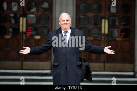 Ex redattore del tabloid britannico giornale "Sun" Kelvin Mackenzie lascia il Royal Courts of Justice dopo dando evidenza all'inchiesta Leveson a Londra lunedì, 09 gennaio 2012. L'indagine Leveson continua a esaminare gli standard della stampa britannica e telefono pratiche di hacking che ha costretto alla chiusura del 'News del mondo. UPI/Hugo Philpott Foto Stock