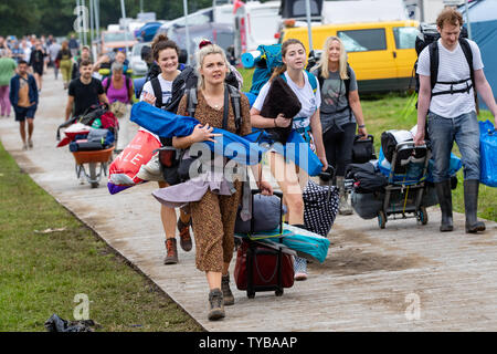 Somerset, Regno Unito. Il 26 giugno, 2019. Somerset, Regno Unito. Mercoledì 26 Giugno 2019. I frequentatori del festival arrivano al Glastonbury Festival presso l'azienda agricola degna in Pilton 49mo Festival - che potrebbe essere sempre più in voga, Credito: Jason Richardson/Alamy Live News Foto Stock