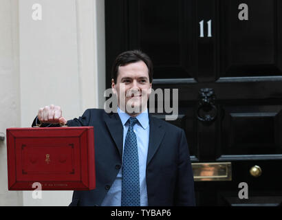 Cancelliere dello scacchiere britannico George Osborne pone per la media al di fuori No.11 Downing St prima che egli offre il Governo il bilancio per le Case del Parlamento a Londra Mercoledì 21 marzo 2012. UPI/Hugo Philpott Foto Stock