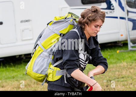 Somerset, Regno Unito. Il 26 giugno, 2019. Somerset, Regno Unito. Mercoledì 26 Giugno 2019. I frequentatori del festival arrivano al Glastonbury Festival presso l'azienda agricola degna in Pilton 49mo Festival - che potrebbe essere sempre più in voga, Credito: Jason Richardson/Alamy Live News Foto Stock