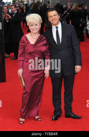 Inglese attrice Barbara Windsor e marito Scott Mitchell assistere "l'Olivier Awards 2012" presso la Royal Opera House di Londra il 15 aprile 2012. UPI/Paolo Treadway Foto Stock