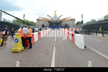 I preparativi sono realizzati attorno a Buckingham Palace davanti della Regina Elisabetta II di Diamante celebrazioni giubilari a Londra il 30 maggio 2012. Diamond celebrazioni giubilari avrà luogo dal 2 al 5 giugno. UPI/Rune Hellestad Foto Stock