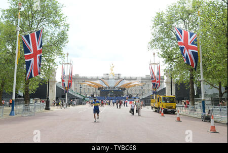 I preparativi sono realizzati attorno a Buckingham Palace davanti della Regina Elisabetta II di Diamante celebrazioni giubilari a Londra il 30 maggio 2012. Diamond celebrazioni giubilari avrà luogo dal 2 al 5 giugno. UPI/Rune Hellestad Foto Stock