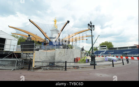 I preparativi sono realizzati attorno a Buckingham Palace davanti della Regina Elisabetta II di Diamante celebrazioni giubilari a Londra il 30 maggio 2012. Diamond celebrazioni giubilari avrà luogo dal 2 al 5 giugno. UPI/Rune Hellestad Foto Stock