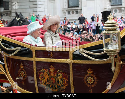 La regina Elisabetta II viaggia attraverso Whitehall dal carrello con il principe Charles, Principe di Galles e Camilla, duchessa di Cornovaglia sul modo per Buckingham Palace durante il diamante celebrazioni giubilari a Londra il 5 giugno 2012. Sua Maestà la Regina Elisabetta II festeggia il sessantesimo anniversario della sua ascesa al trono di oggi con una processione di carrello e un servizio di ringraziamento a San Paolo Cattedrale. UPI/Hugo Philpott Foto Stock