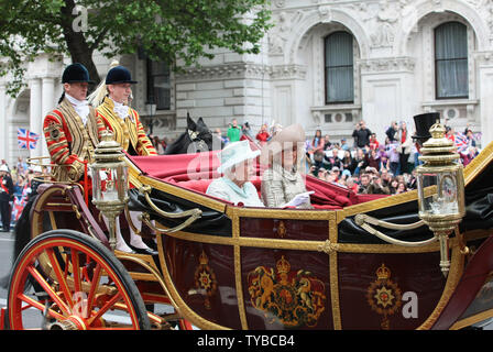 La regina Elisabetta II viaggia attraverso Whitehall dal carrello con il principe Charles, Principe di Galles e Camilla, duchessa di Cornovaglia sul modo per Buckingham Palace durante il diamante celebrazioni giubilari a Londra il 5 giugno 2012. Sua Maestà la Regina Elisabetta II festeggia il sessantesimo anniversario della sua ascesa al trono di oggi con una processione di carrello e un servizio di ringraziamento a San Paolo Cattedrale. UPI/Hugo Philpott Foto Stock