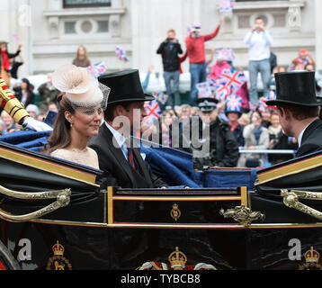 Il principe William e Kate Middleton, il Duca e la Duchessa di Cambridge viaggio attraverso Whitehall dal trasporto su strada a Buckingham Palace durante il diamante celebrazioni giubilari a Londra il 5 giugno 2012. Sua Maestà la Regina Elisabetta II festeggia il sessantesimo anniversario della sua ascesa al trono di oggi con una processione di carrello e un servizio di ringraziamento a San Paolo Cattedrale. UPI/Hugo Philpott Foto Stock