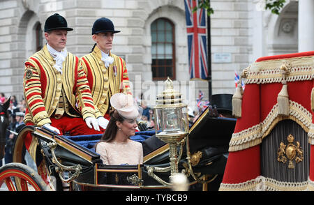 Il principe William e Kate Middleton, il Duca e la Duchessa di Cambridge viaggio attraverso Whitehall dal trasporto su strada a Buckingham Palace durante il diamante celebrazioni giubilari a Londra il 5 giugno 2012. Sua Maestà la Regina Elisabetta II festeggia il sessantesimo anniversario della sua ascesa al trono di oggi con una processione di carrello e un servizio di ringraziamento a San Paolo Cattedrale. UPI/Hugo Philpott Foto Stock