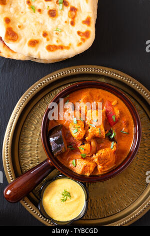 Concetto di cibo in casa Pollo Tandoori Masala curry con pane naan e yogurt salsa di immersione con spazio di copia Foto Stock