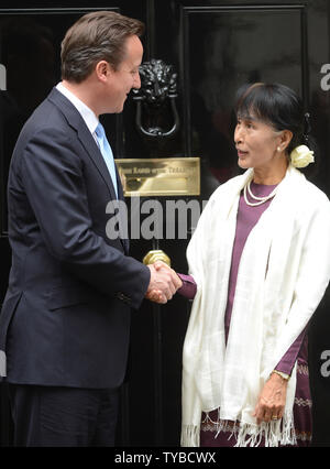 Birmano democrazia pro leader Aung San Suu Kyi e del Primo Ministro britannico David Cameron soddisfare al numero 10 di Downing Street a Londra il 21 giugno 2012. UPI/Rune Hellestad Foto Stock