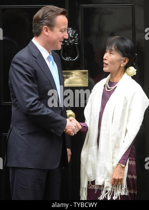 Birmano democrazia pro leader Aung San Suu Kyi e del Primo Ministro britannico David Cameron soddisfare al numero 10 di Downing Street a Londra il 21 giugno 2012. UPI/Rune Hellestad Foto Stock
