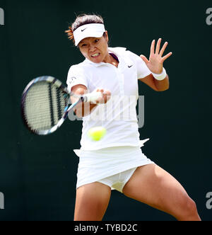 Della Cina di Na li riproduce un diretti sul primo giorno del 2012 campionati di Wimbledon a Londra il 25 giugno 2012. UPI/Hugo Philpott Foto Stock