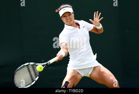 Della Cina di Na li riproduce un diretti sul primo giorno del 2012 campionati di Wimbledon a Londra il 25 giugno 2012. UPI/Hugo Philpott Foto Stock