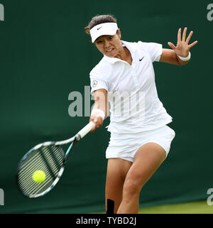 Della Cina di Na li riproduce un diretti sul primo giorno del 2012 campionati di Wimbledon a Londra il 25 giugno 2012. UPI/Hugo Philpott Foto Stock