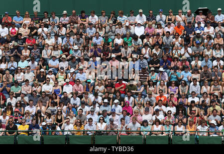 Spettatori guarda il tennis 18 il secondo giorno del 2012 campionati di Wimbledon a Londra, 26 giugno 2012. UPI/Hugo Philpott Foto Stock