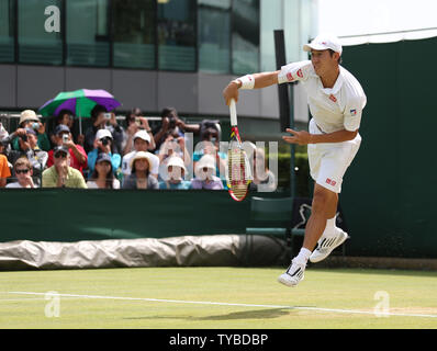 Il Giappone Kei Nishikori ritorna nella sua partita contro la Francia Florent Serra il quarto giorno del 2012 campionati di Wimbledon a Londra, 28 giugno 2012. UPI/Hugo Philpott Foto Stock