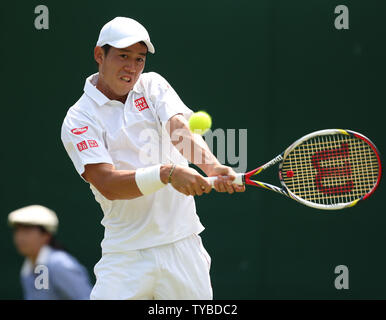 Il Giappone Kei Nishikori ritorna nella sua partita contro la Francia Florent Serra il quarto giorno del 2012 campionati di Wimbledon a Londra, 28 giugno 2012. UPI/Hugo Philpott Foto Stock