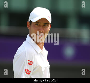 Il Giappone Kei Nishikori ritorna nella sua partita contro la Francia Florent Serra il quarto giorno del 2012 campionati di Wimbledon a Londra, 28 giugno 2012. UPI/Hugo Philpott Foto Stock