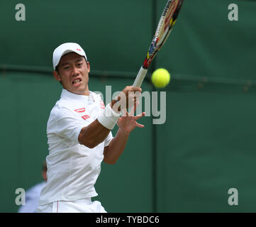 Il Giappone Kei Nishikori ritorna nella sua partita contro la Francia Florent Serra il quarto giorno del 2012 campionati di Wimbledon a Londra, 28 giugno 2012. UPI/Hugo Philpott Foto Stock