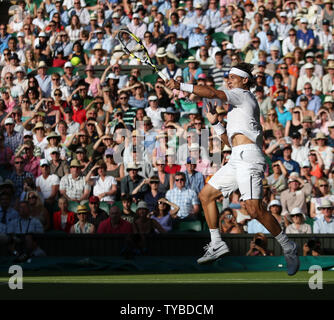 La Spagna di Rafael Nadal ritorna nella sua partita contro il ceco Lukas Rosol il quarto giorno del 2012 campionati di Wimbledon a Londra, 28 giugno 2012. UPI/Hugo Philpott Foto Stock