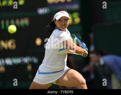 Della Cina di Jie ZHENG ritorna nella sua partita contro l'America Serena Williams nel sesto giorno di 2012 campionati di Wimbledon a Londra, giugno 30, 2012. UPI/Hugo Philpott Foto Stock