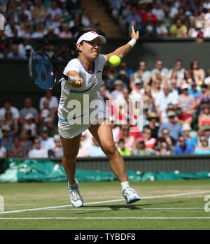 Della Cina di Jie ZHENG ritorna nella sua partita contro l'America Serena Williams nel sesto giorno di 2012 campionati di Wimbledon a Londra, giugno 30, 2012. UPI/Hugo Philpott Foto Stock