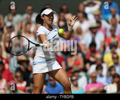 Della Cina di Jie ZHENG ritorna nella sua partita contro l'America Serena Williams nel sesto giorno di 2012 campionati di Wimbledon a Londra, giugno 30, 2012. UPI/Hugo Philpott Foto Stock