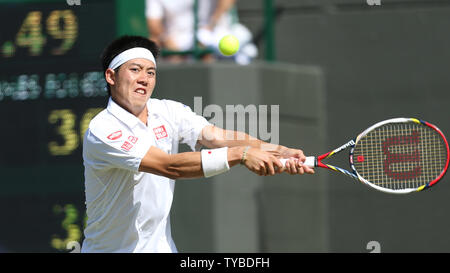 Il Giappone Kei Nishikori ritorna nella sua partita contro l'Argentina Juan Martin Del Potro il sesto giorno del 2012 campionati di Wimbledon a Londra, giugno 30, 2012. UPI/Hugo Philpott Foto Stock