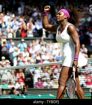 America's Serena Williams reagisce dopo la sua vittoria nella sua partita contro la Cina Jie ZHENG il sesto giorno del 2012 campionati di Wimbledon a Londra, giugno 30, 2012. UPI/Hugo Philpott Foto Stock