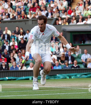 La Gran Bretagna di Andy Murray ritorna durante la sua partita contro Cipro è Marcus Baghdatis il sesto giorno del 2012 campionati di Wimbledon a Londra, giugno 30, 2012. UPI/Hugo Philpott Foto Stock