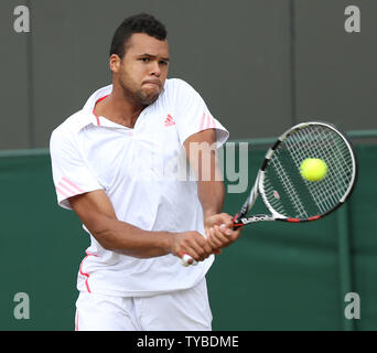 In Francia la Jo-Wilfried Tsonga ritorna nella sua partita contro l'America Mardy Fish l'ottavo giorno del 2012 campionati di Wimbledon a Londra il 3 luglio, 2012. UPI/Hugo Philpott Foto Stock