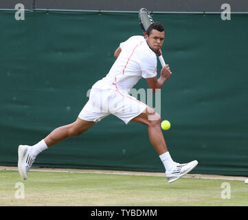 In Francia la Jo-Wilfried Tsonga ritorna nella sua partita contro l'America Mardy Fish l'ottavo giorno del 2012 campionati di Wimbledon a Londra il 3 luglio, 2012. UPI/Hugo Philpott Foto Stock