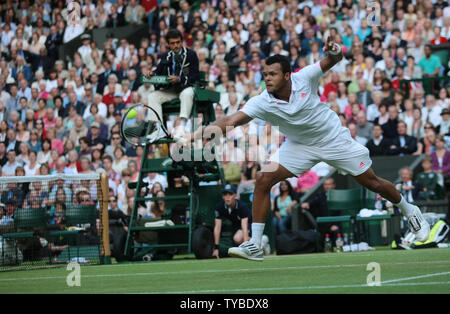 In Francia la Jo-Wilfried Tsonga ritorna nella sua partita contro la Gran Bretagna di Andy Murray sull'undicesimo giorno del 2012 campionati di Wimbledon a Londra il 6 luglio 2012. UPI/Hugo Philpott Foto Stock