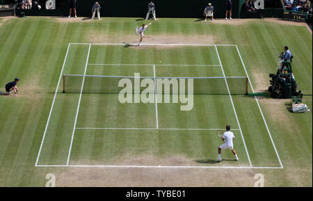 La Gran Bretagna di Andy Murray serve durante gli Uomini Singoli finale contro la Svizzera Roger Federer il tredicesimo giorno del 2012 campionati di Wimbledon a Londra, Luglio 8, 2012. UPI/Hugo Philpott Foto Stock