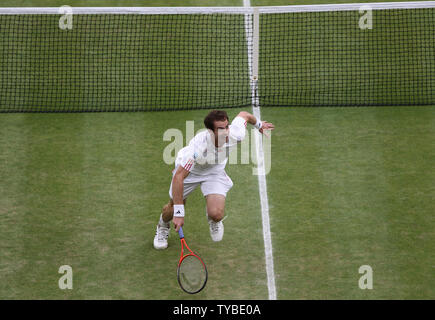 La Gran Bretagna di Andy Murray restituisce durante gli Uomini Singoli finale contro la Svizzera Roger Federer il tredicesimo giorno del 2012 campionati di Wimbledon a Londra, Luglio 8, 2012. UPI/Hugo Philpott Foto Stock