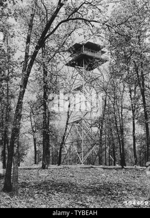 Fotografia di Baldy Lookout Tower, campo di applicazione e il contenuto: didascalia originale: Baldy Lookout Tower, Doniphan Dist. Ranger ha un 14 ft. quadrati di cabina su un 67 ft. torre. Foto Stock